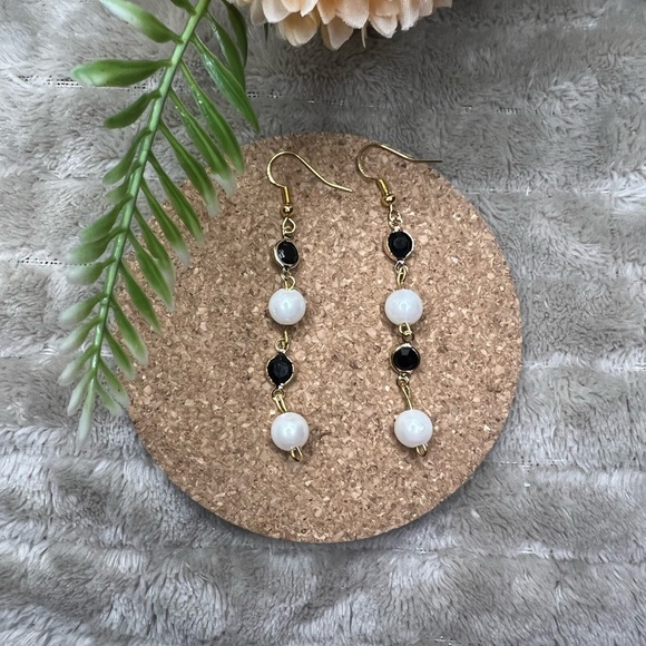 Black/Pearl Earrings - Picture 1 of 2